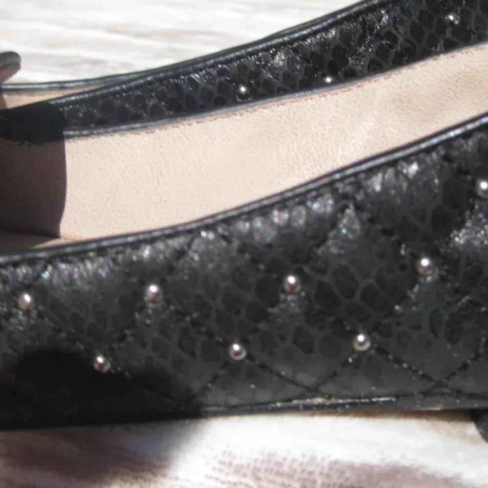 VINCE CAMUTO LILLIANA 2 STUDDED BLACK SOLID SNAKE/QUILTED FLATS SIZE 7    EUC - Picture 2 of 7